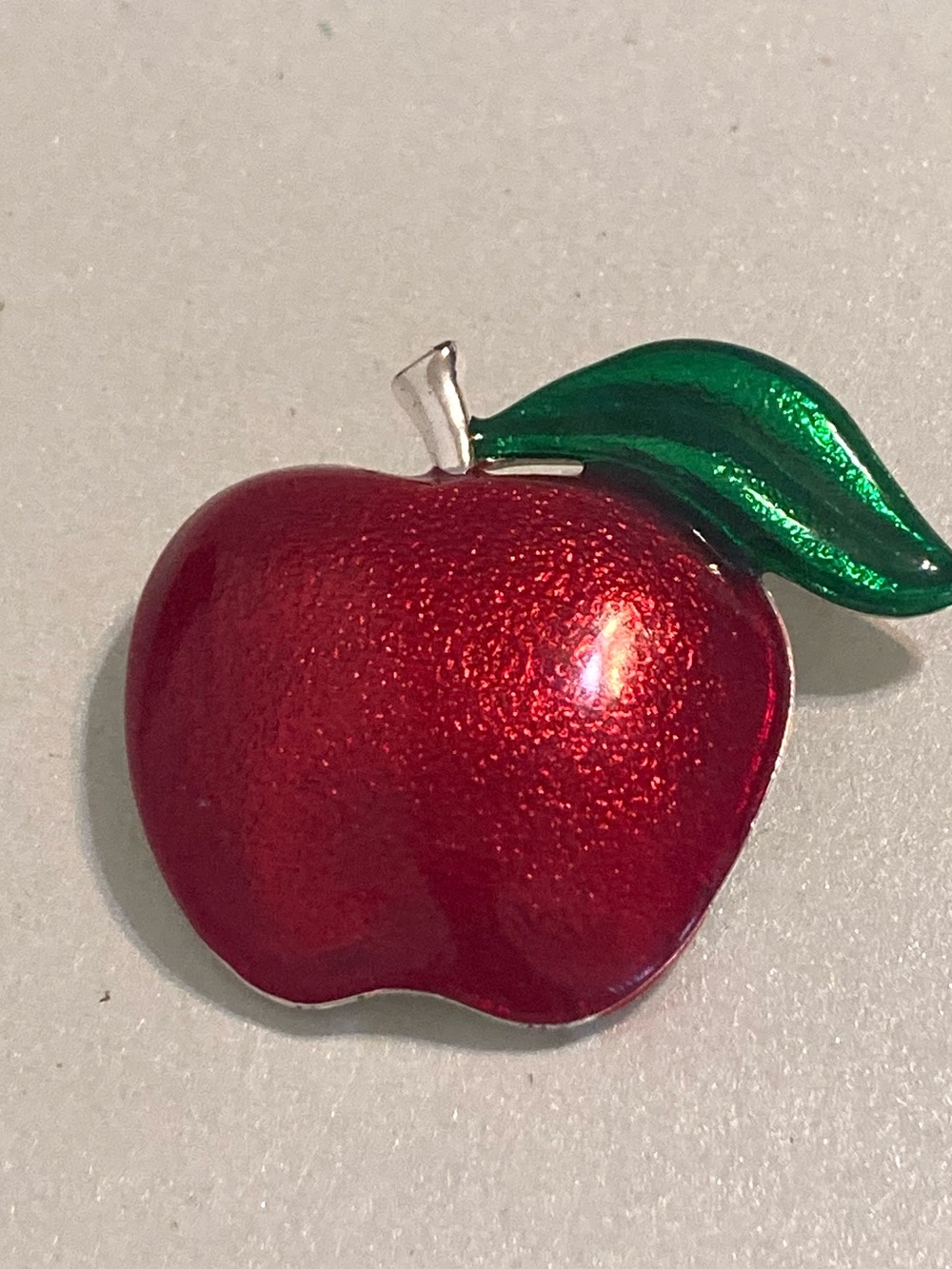 TC signed Red shiny Apple preloved Brooch with Green Leaf jewelry accessory - Picture 3 of 9